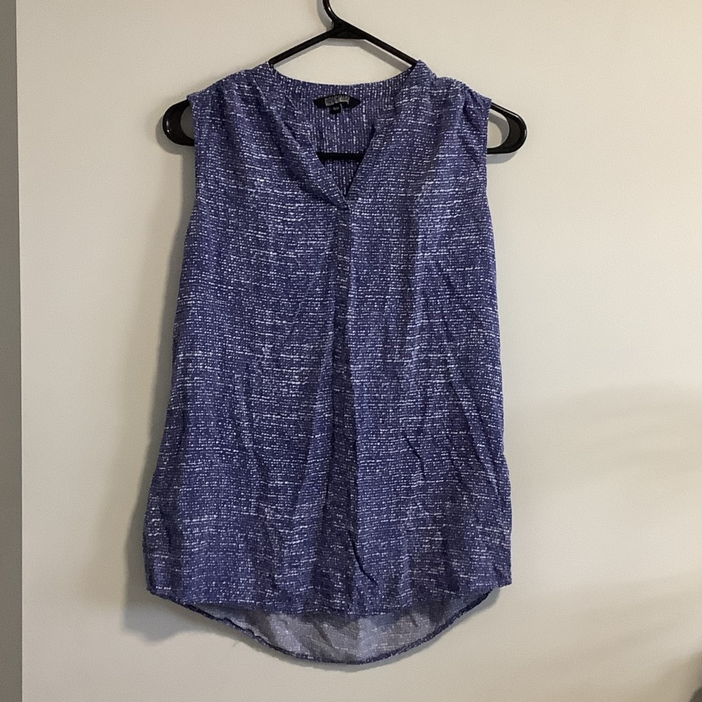 Blue mad white patterned sleeveless tee